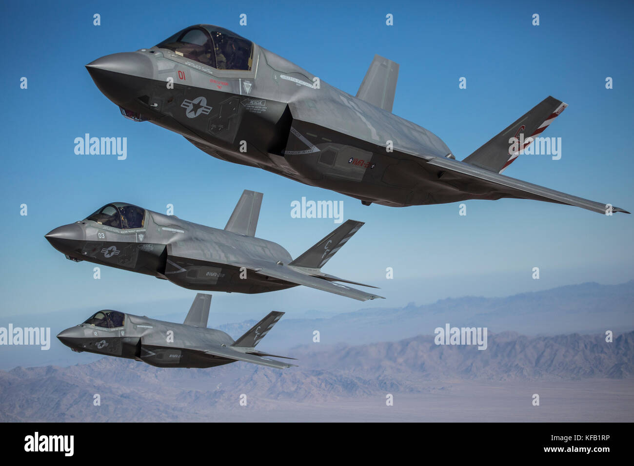 Drei US Marine Corps B F-35 Lightning II Stealth Fighter Flugzeuge fliegen in Formation über das Marine Corps Air Ground Combat Center Twentynine Palms am 4. Oktober 2017 in Twentynine Palms, Kalifornien. (Foto von Becky Calhoun über Planetpix) Stockfoto