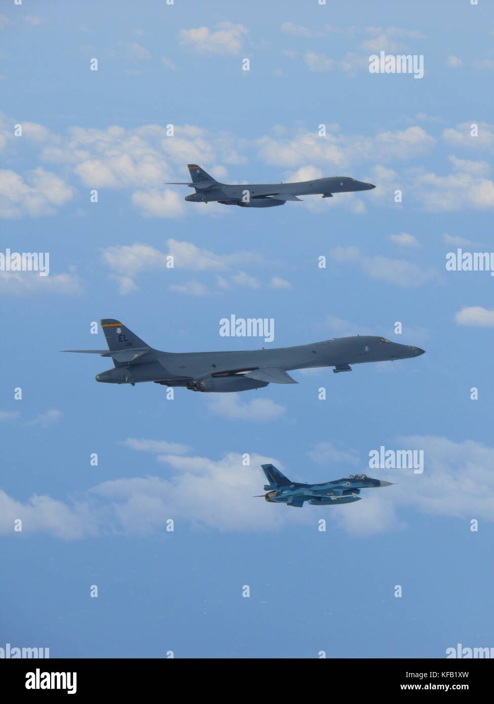 Während der Seoul Aerospace and Defense Exhibition am 21. Oktober 2017 fliegen zwei strategische Bomberflugzeuge der US Air Force B-1B Lancer und ein japanisches Luftwaffenflugzeug Koku Jieitai F-2 in Formation. (Foto von Jackie Sanders über Planetpix) Stockfoto