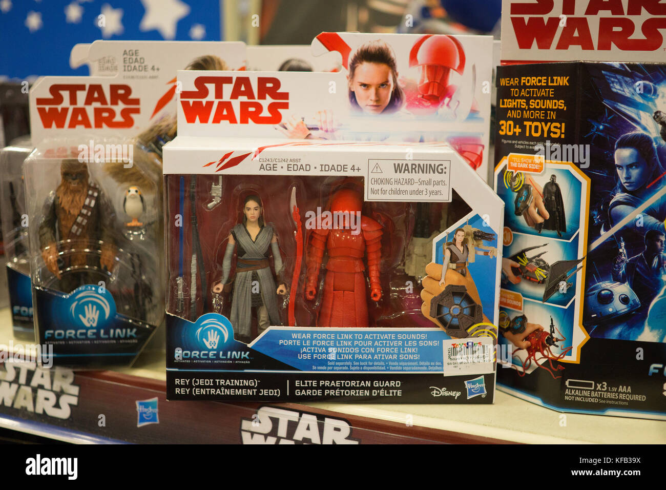Star Wars Figuren Rey, Jedi Training, & Elite Pretorian Guard auf Verkauf innerhalb einer Toys 'R' Us store in Cebu City, Philippinen Stockfoto