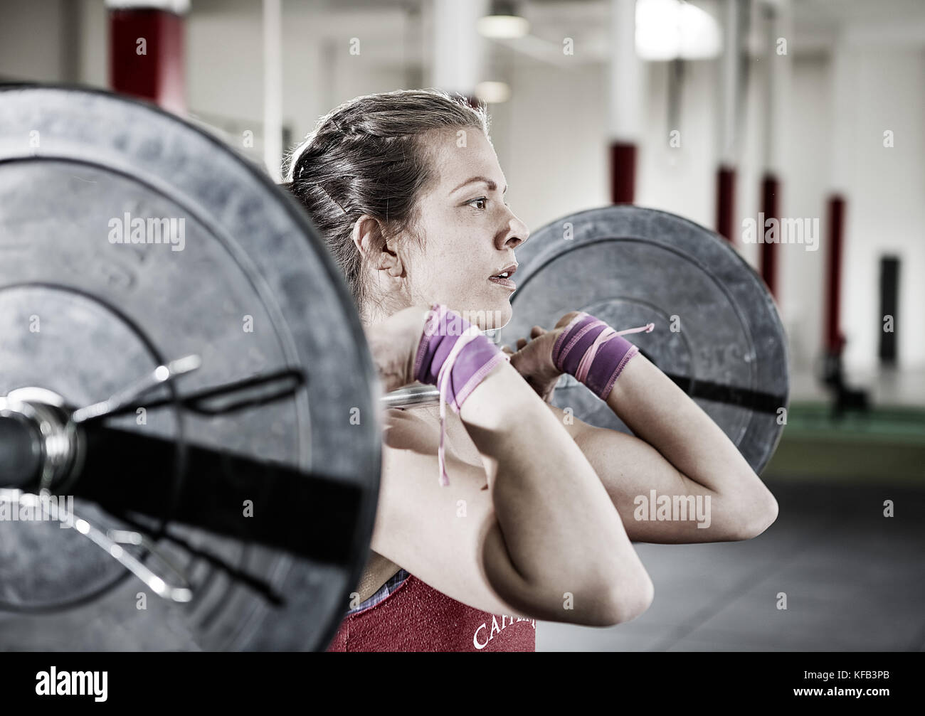 Selbstbewussten jungen Frau heben Barbell Stockfoto