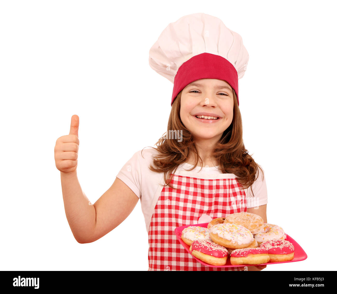 Gerne kleine Mädchen Kochen mit süßen Krapfen und Daumen hoch Stockfoto