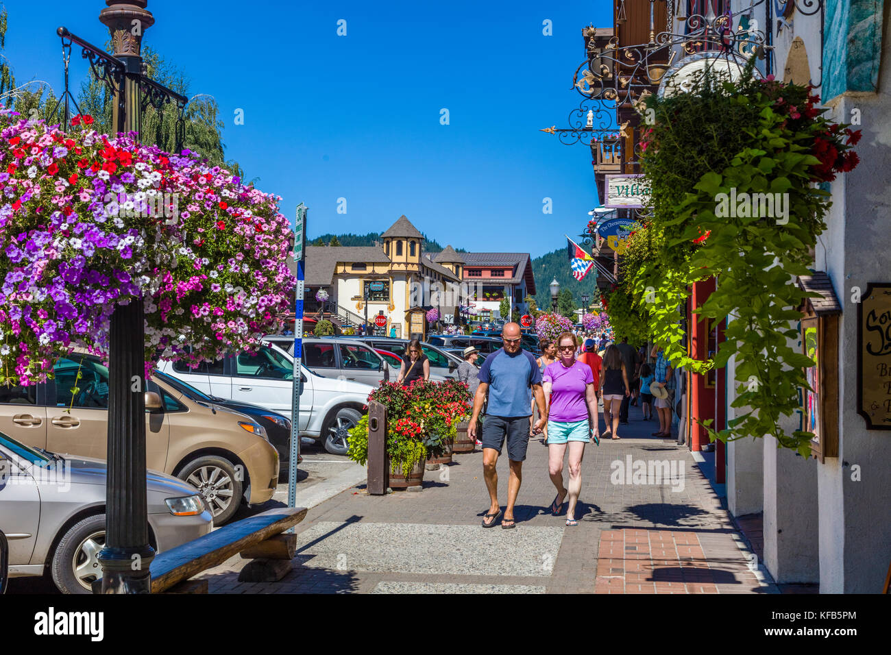 Front Street in Leavenworth ein Dorf im bayerischen Stil in den Cascade Mountains im Zentrum des Bundesstaates Washington im Chelan County, Washington, USA Stockfoto