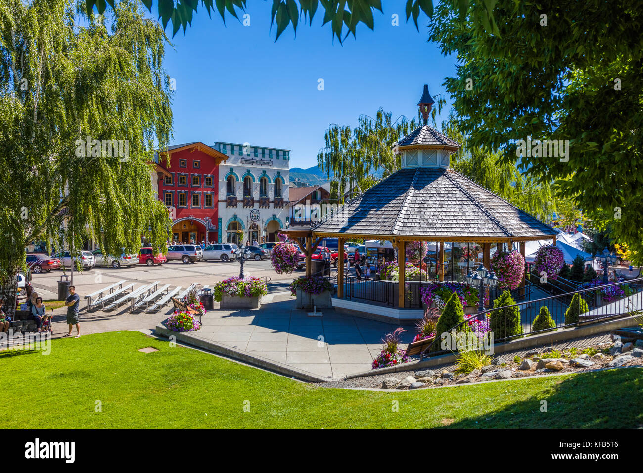 Front Street in Leavenworth ein Dorf im bayerischen Stil in den Cascade Mountains im Zentrum des Bundesstaates Washington im Chelan County, Washington, USA Stockfoto