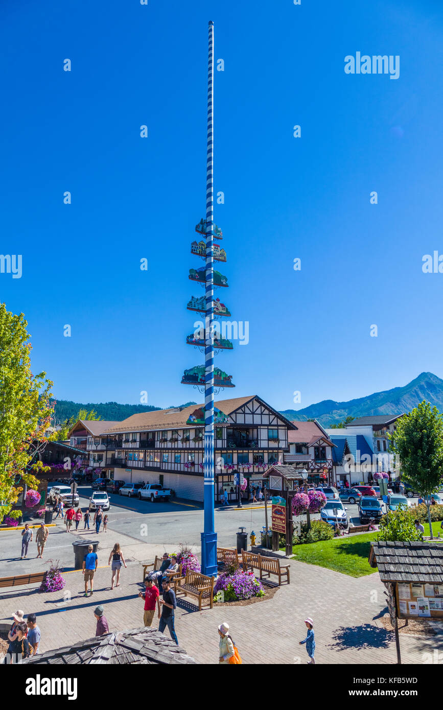 Front Street in Leavenworth ein Dorf im bayerischen Stil in den Cascade Mountains im Zentrum des Bundesstaates Washington im Chelan County, Washington, USA Stockfoto