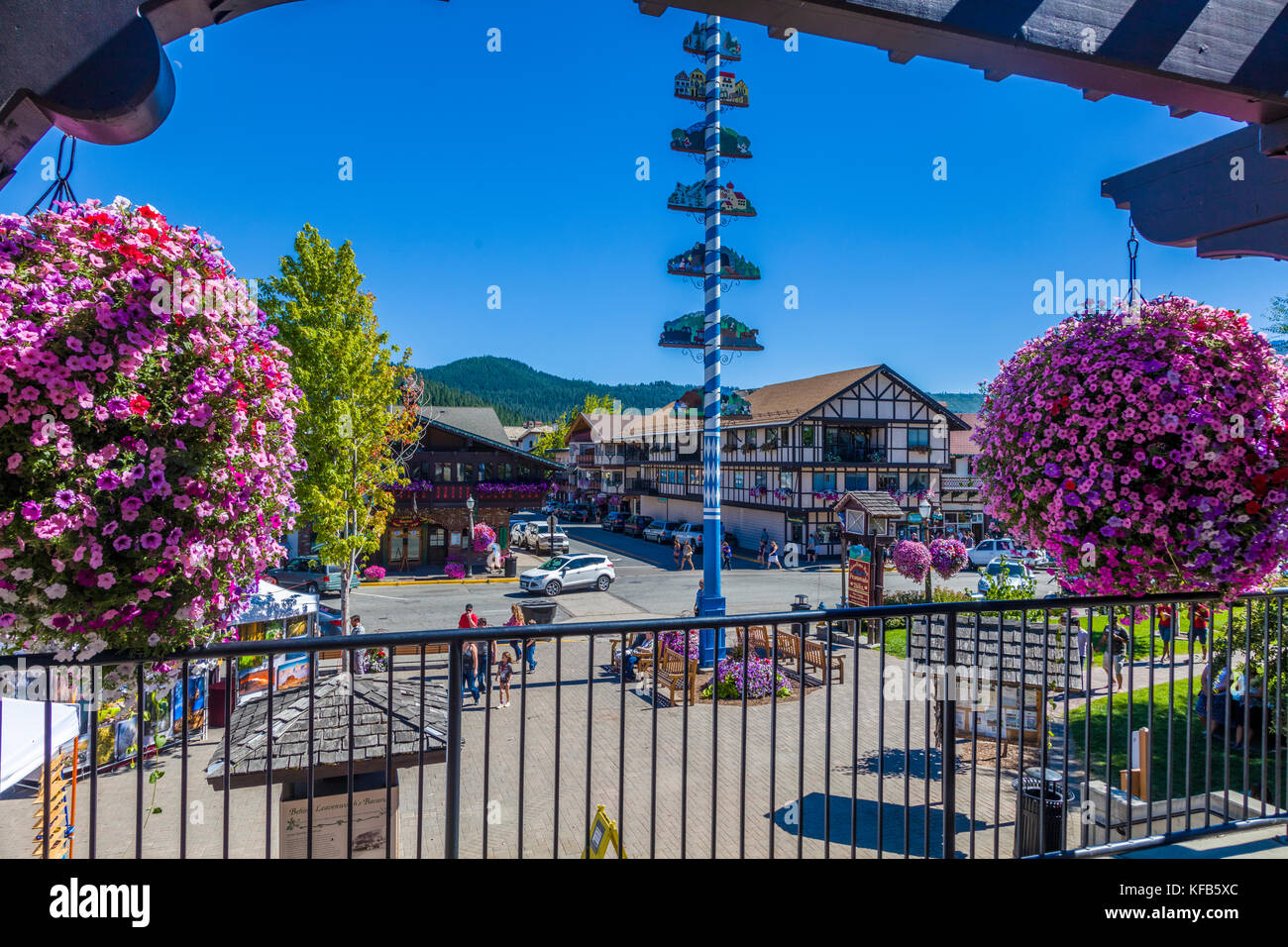 Front Street in Leavenworth ein Dorf im bayerischen Stil in den Cascade Mountains im Zentrum des Bundesstaates Washington im Chelan County, Washington, USA Stockfoto