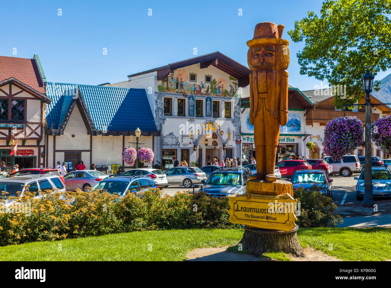 Front Street in Leavenworth ein Dorf im bayerischen Stil in den Cascade Mountains im Zentrum des Bundesstaates Washington im Chelan County, Washington, USA Stockfoto