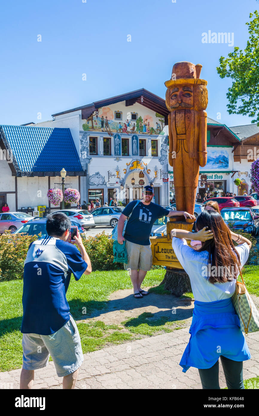 Front Street in Leavenworth ein Dorf im bayerischen Stil in den Cascade Mountains im Zentrum des Bundesstaates Washington im Chelan County, Washington, USA Stockfoto