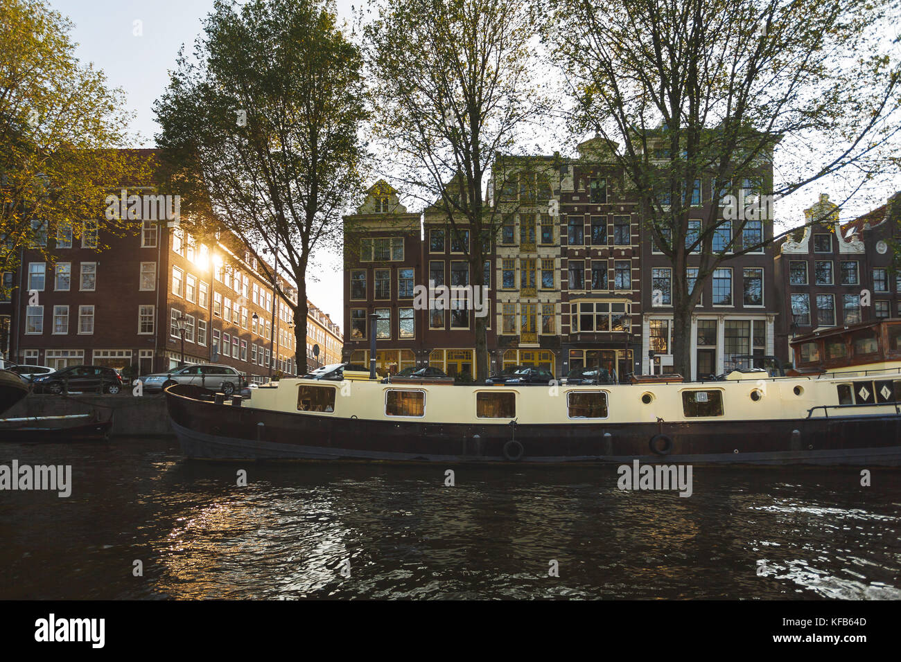 Holz- Floating House auf dem Wasser in Amsterdam, Herbst Stockfoto