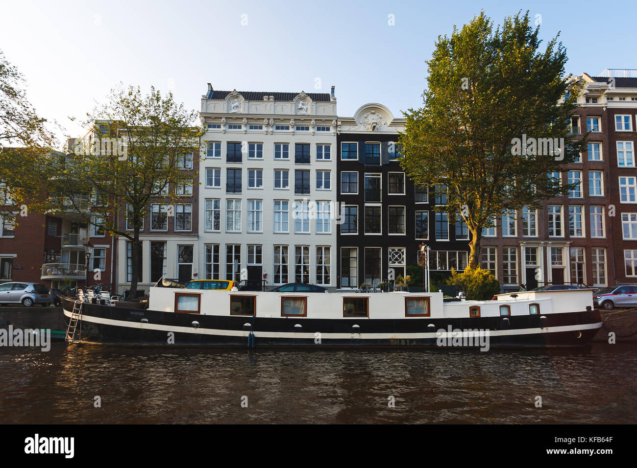 Holz- Floating House auf dem Wasser in Amsterdam, Herbst Stockfoto