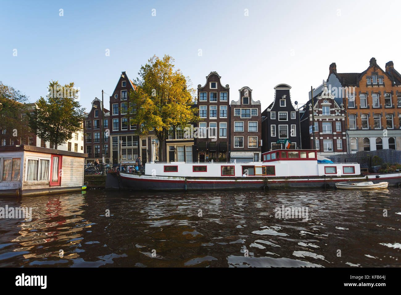 Amsterdam, Niederlande, 24. September 2017: Holz- Floating House auf dem Wasser in Amsterdam, Herbst Stockfoto