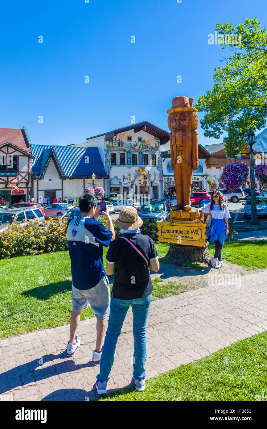 Front Street in Leavenworth ein Dorf im bayerischen Stil in den Cascade Mountains im Zentrum des Bundesstaates Washington im Chelan County, Washington, USA Stockfoto