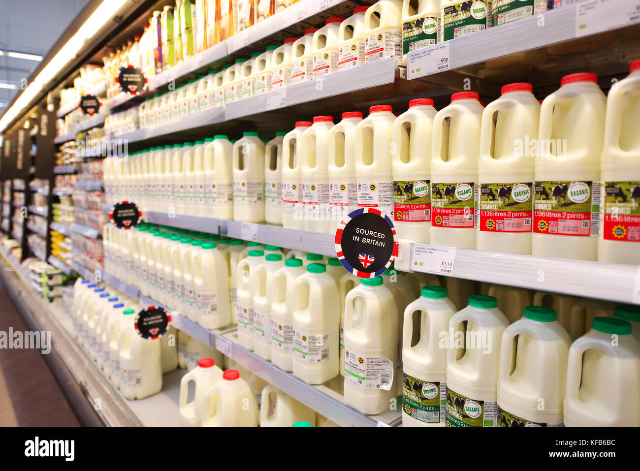 Frische britische Milch in den Regalen eines Marks und Spencer foodhall zusammen mit Saft, frische Säfte und Smoothies Stockfoto