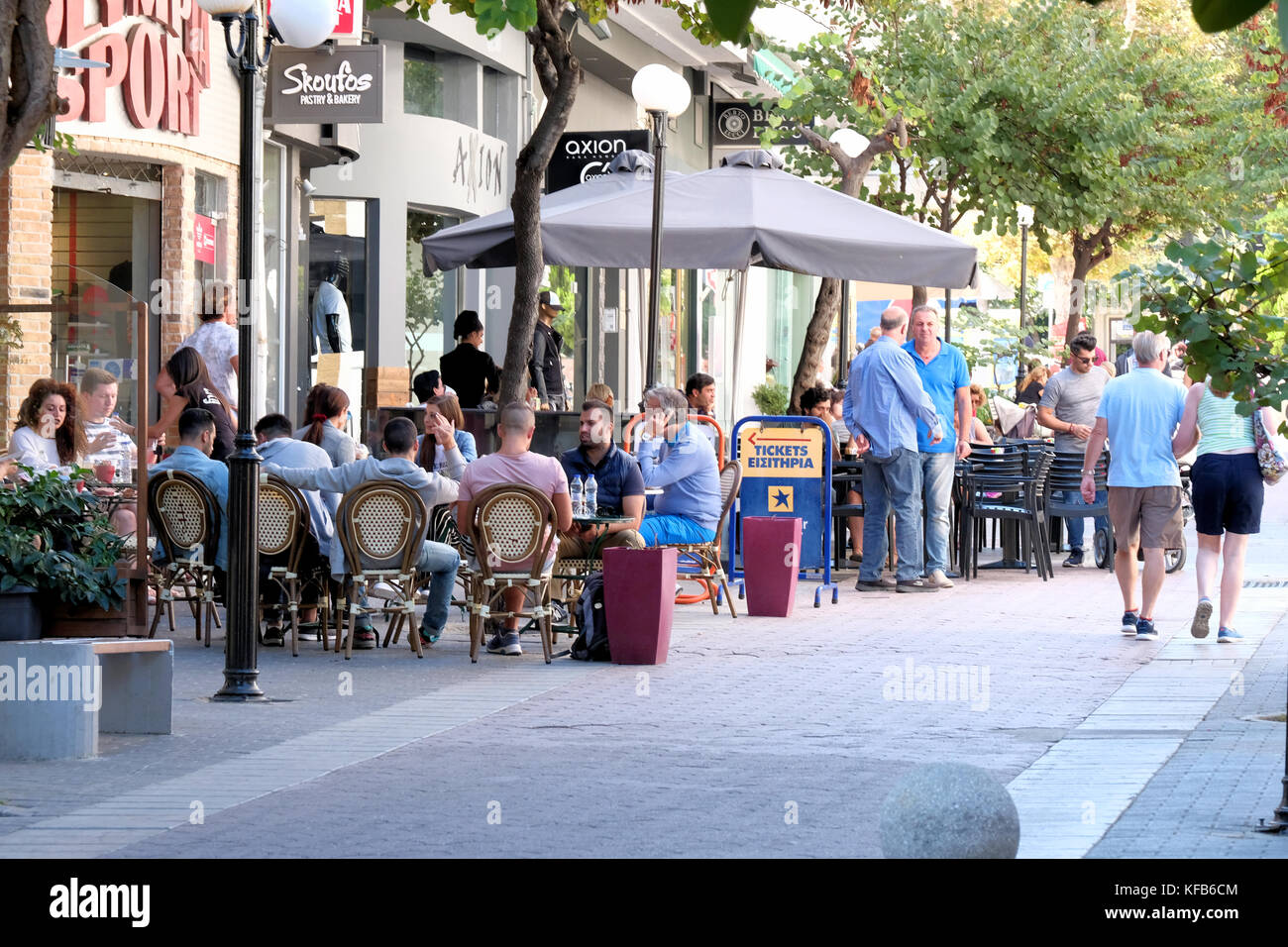 Eine geschäftige Straßenszene, in der sich die Menschen außerhalb der überfüllten Straßen entspannen Bars in Rhodos-Stadt auf den griechischen Inseln Rhodos Stockfoto