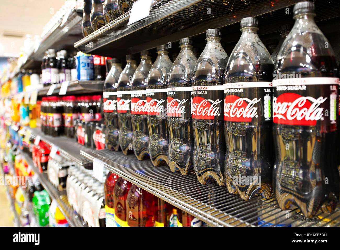 Regale voller Fett fizzy und zero Zucker kohlensäurehaltige Getränke für Kinder und Erwachsene. Coca Cola im Rahmen Stockfoto