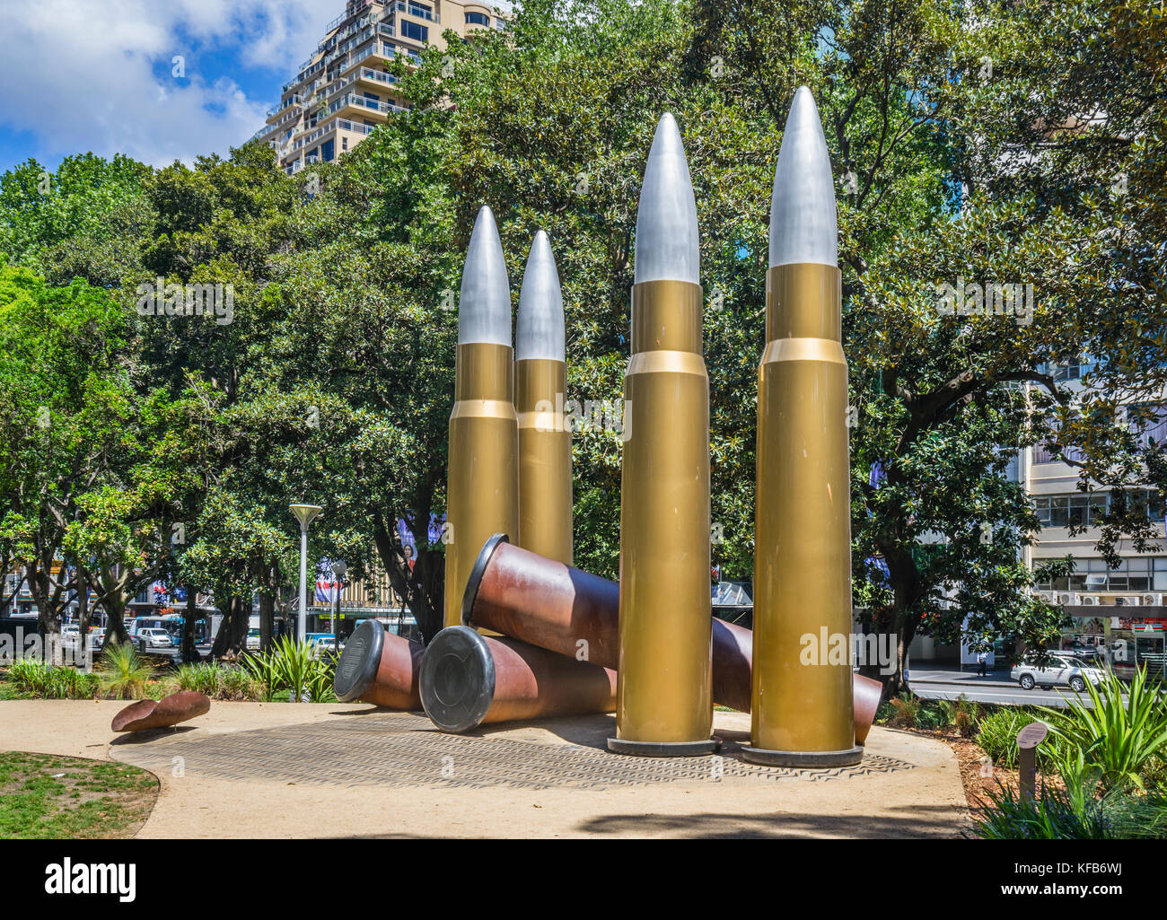 Australien, New South Wales, Sydney, Hyde Park, dem War Memorial mit dem Titel 'Yininmadyemi - Du hast fallen lassen" von Tony Albert, gewidmet der Aborigines und Zu Stockfoto