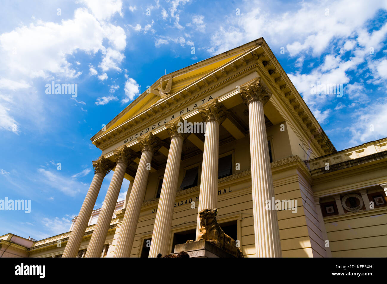 Fassade des La Plata Museums und schöner Himmel Stockfoto