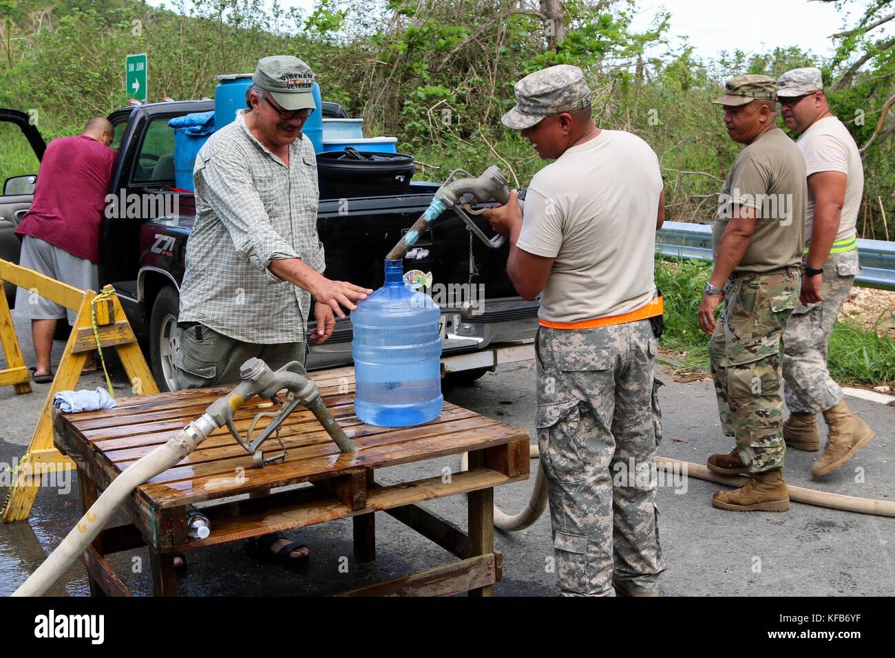 Us National Guard Soldaten liefern sauberes Wasser rican Bewohner während Hilfsmaßnahmen in den Wirbelsturm Maria 17. Oktober nach Puerto, 2017 in Aguadilla, Puerto Rico. (Foto von Alexis velez über planetpix) Stockfoto
