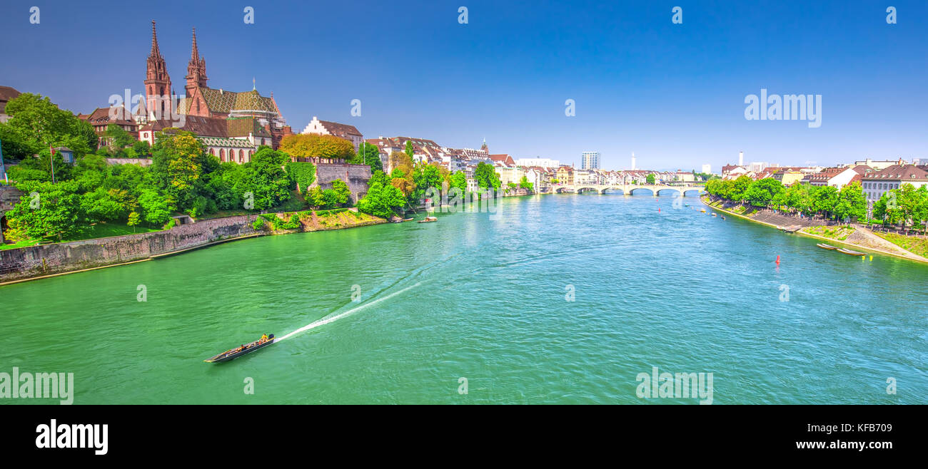 Altstadt von Basel mit Munster Dom und der Rhein, Schweiz, Europa. Basel ist eine Stadt im Nordwesten der Schweiz am Fluss rhi Stockfoto