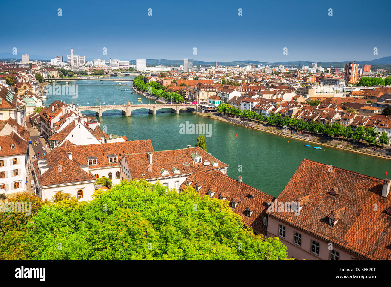 Altstadt von Basel mit den Rhein, Schweiz, Europa. Basel ist eine Stadt im Nordwesten der Schweiz am Rhein und Dritten - die meisten - Bevölkerung Stockfoto