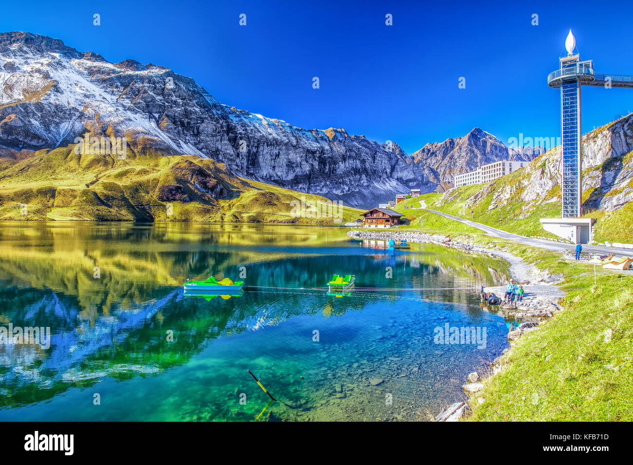 Melchsee Frutt, Schweiz, 13.Oktober 2017 - crystal clear Melchsee und schweizer Alpen Panorama von Melchsee Frutt, Obwalden, Schweiz, Europa Stockfoto