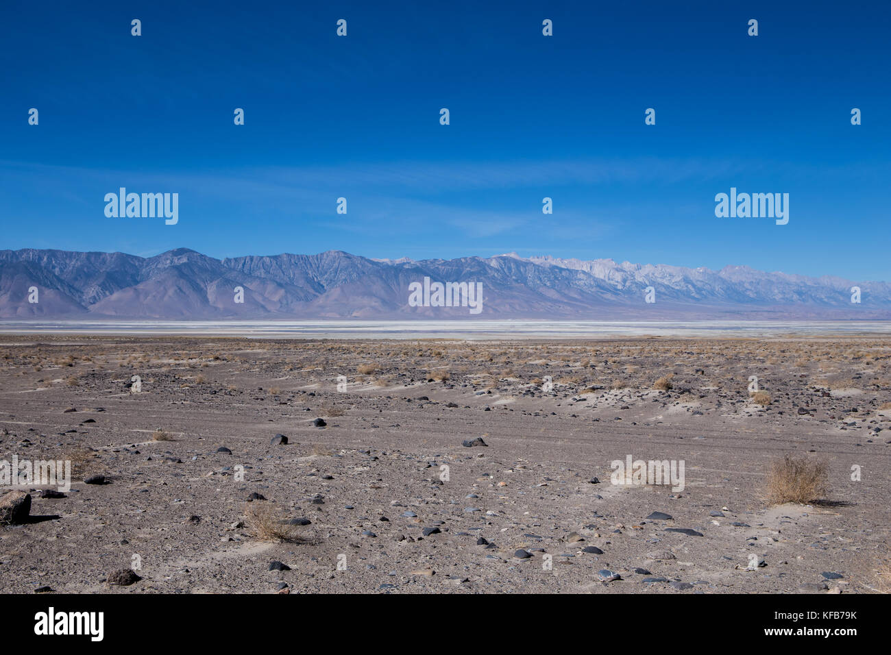 Anzeigen Lage von Owens trockenen See auf der Autobahn 190 mit der Sierra Nevada im Hintergrund in der Mojave Wüste in Kalifornien USA. Stockfoto