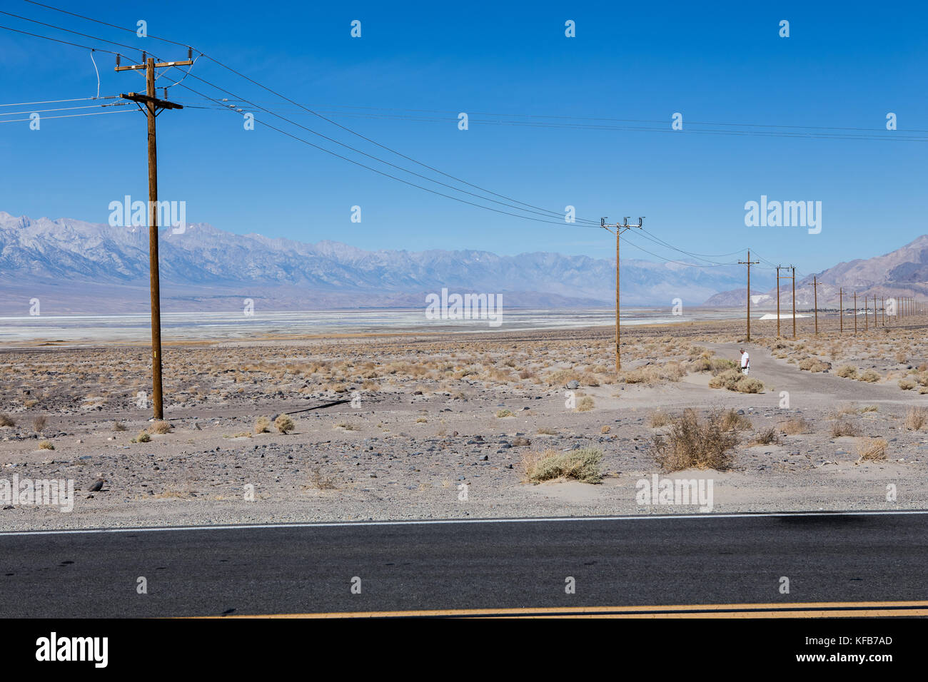 Anzeigen Lage von Owens trockenen See auf der Autobahn 190 mit der Sierra Nevada im Hintergrund in der Mojave Wüste in Kalifornien USA. Stockfoto