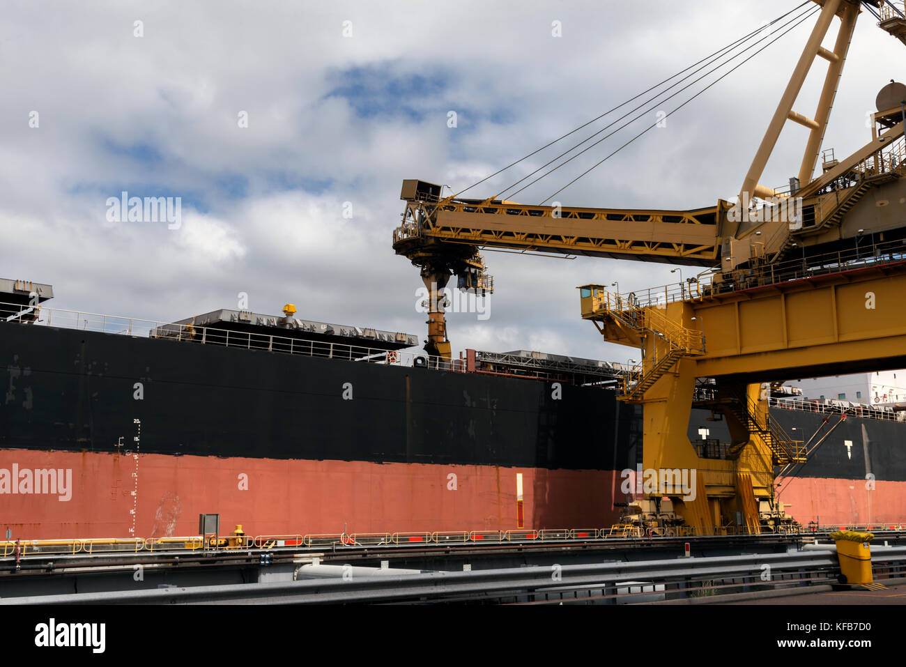 Kohle wird in den Laderaum des Schiffes am Hafen in Newcastle, New South Wales, Australien geladen. bereit für den Transport zu den verschiedenen Destinationen. Stockfoto