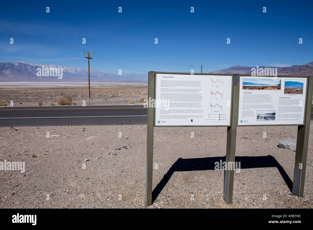 Anzeigen Lage von Owens trockenen See auf der Autobahn 190 mit der Sierra Nevada im Hintergrund in der Mojave Wüste in Kalifornien USA. Stockfoto