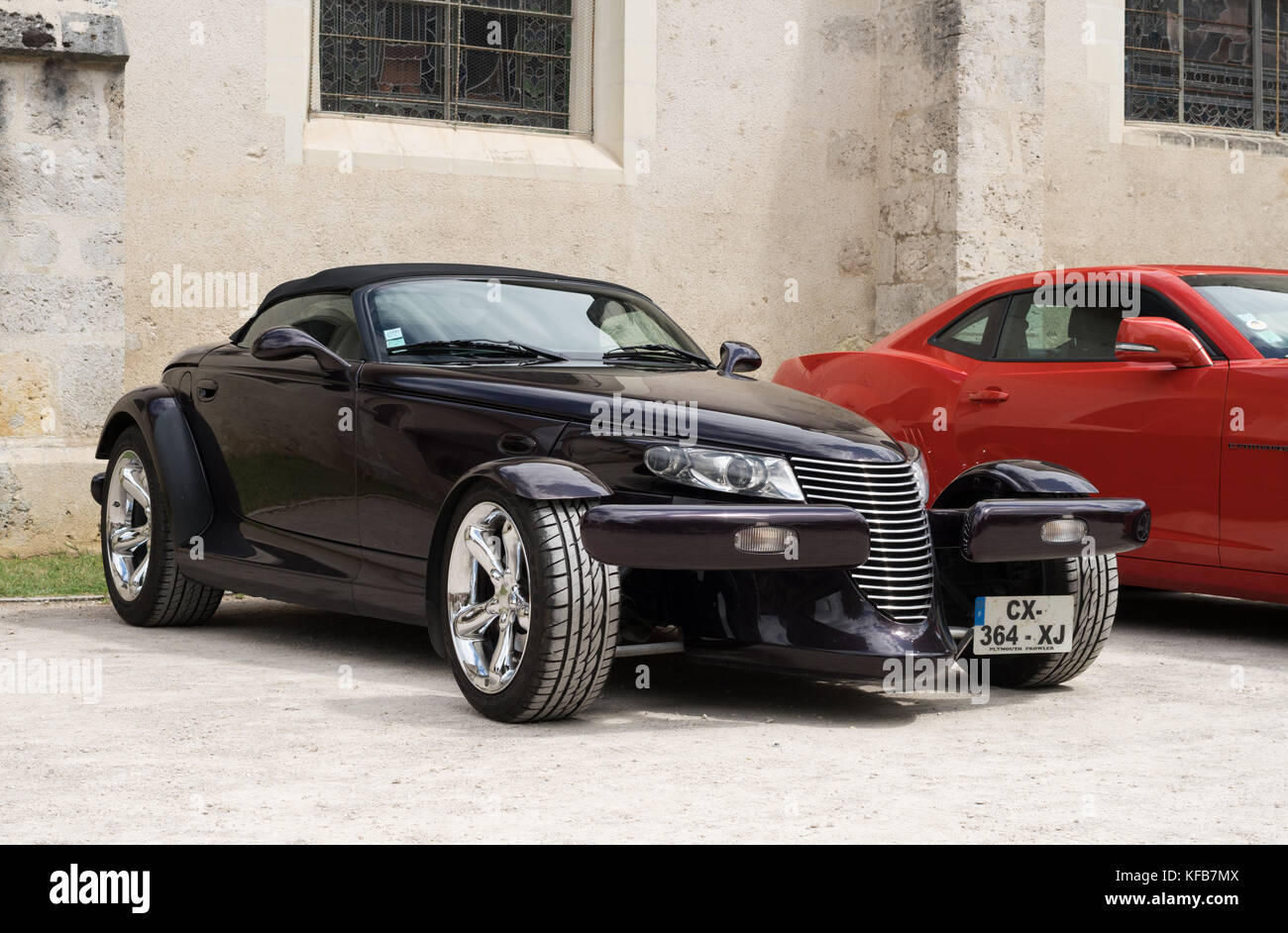 Plymouth Prowler Auto von DaimlerChrysler, außerhalb einer Kirche in Frankreich, Europa Stockfoto