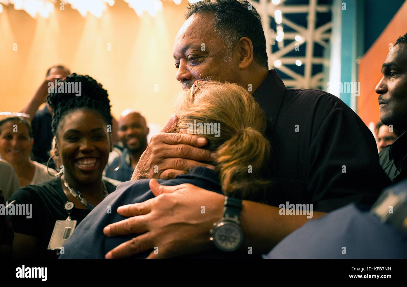 Der Bürgerrechtler Reverend Jesse Jackson besucht das Joint Field Office während der Hilfsmaßnahmen nach dem Hurrikan Maria vom 14. Oktober 2017 in San Juan, Puerto Rico. (Foto: Yuisa Rios via Planetpix) Stockfoto