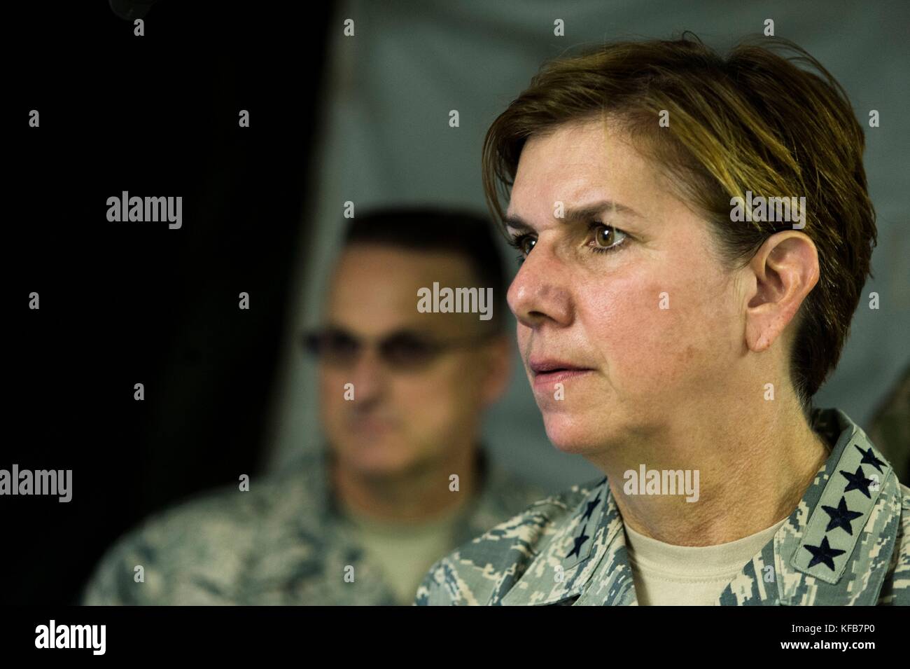 Lori Robinson, Befehlshaber der US Army Northern Command, besucht das 14th Combat Support Hospital während der Hilfsmaßnahmen nach dem Hurrikan Maria 16. Oktober 2017 in Humacao, Puerto Rico. (Foto von Nicholas Dutton via Planetpix) Stockfoto