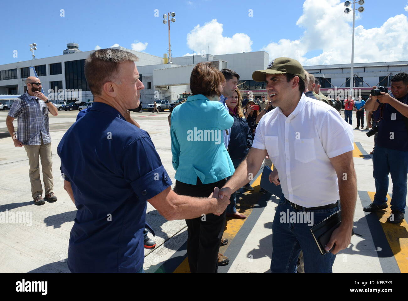 Der Kommandant der US-Küstenwache Paul Zukunft (links) trifft sich mit dem Gouverneur von Puerto Rico, Ricardo Rossello, während der Hilfsmaßnahmen nach dem Hurrikan Maria am 13. Oktober 2017. (Foto von David Flores über Planetpix) Stockfoto