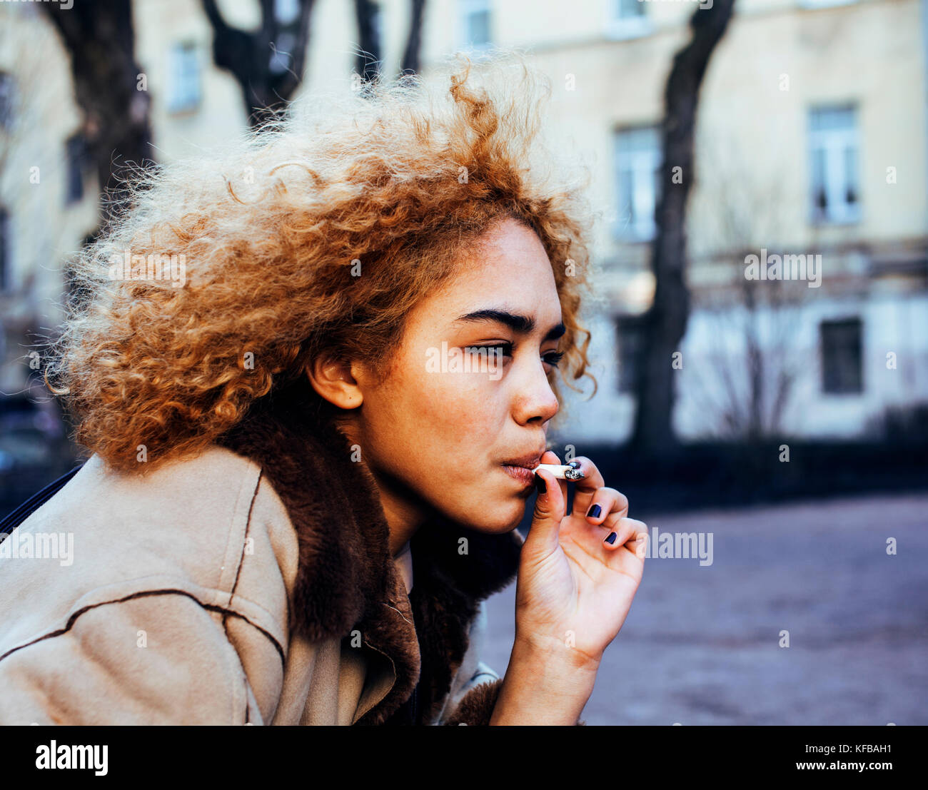 junges hübsches Mädchen Teenager außerhalb qualmender Zigarette hautnah, lo Stockfoto