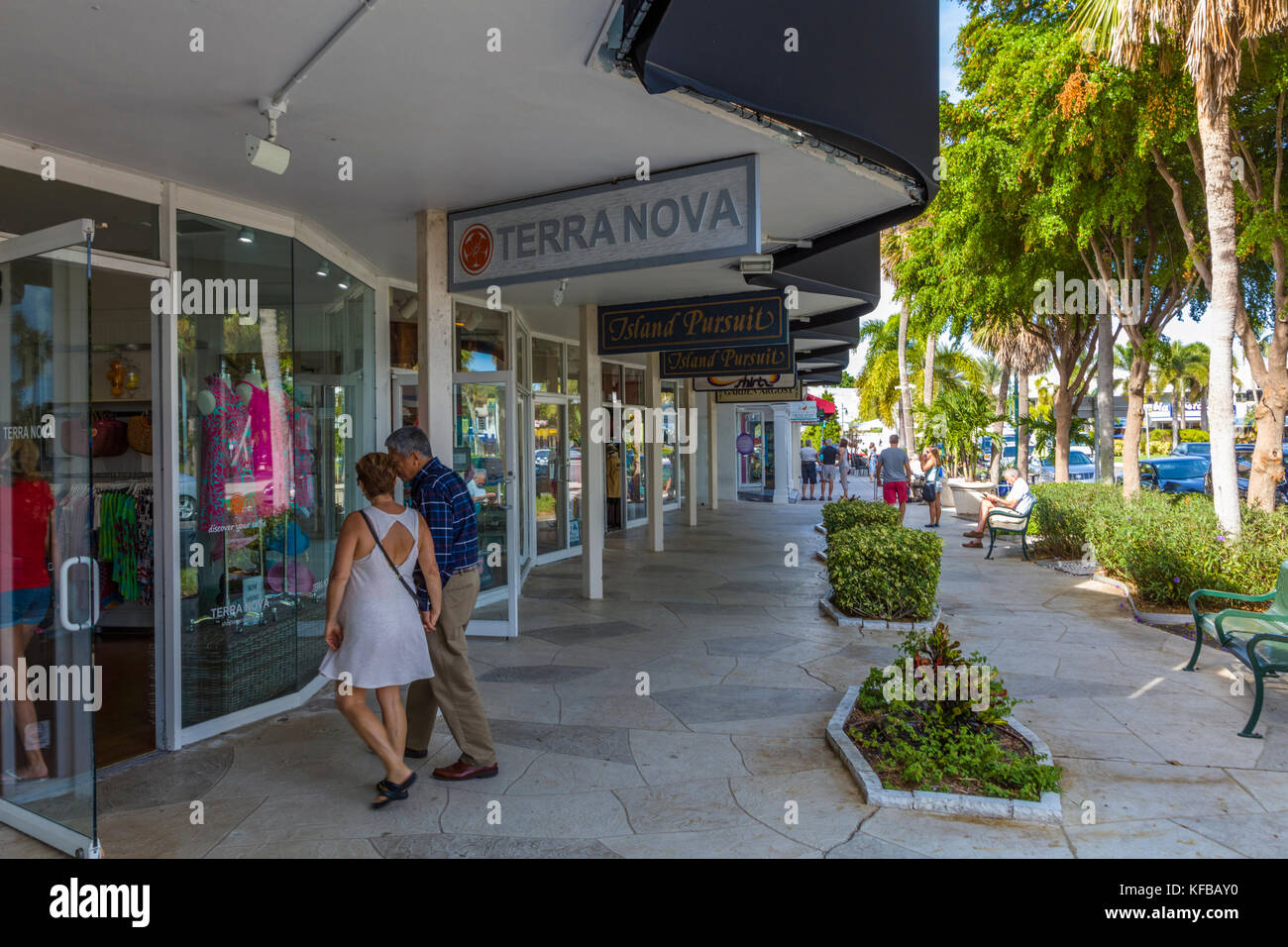 Leute, die am St. Armands Circle am Lido Key in Sarasota Florida einkaufen Stockfoto