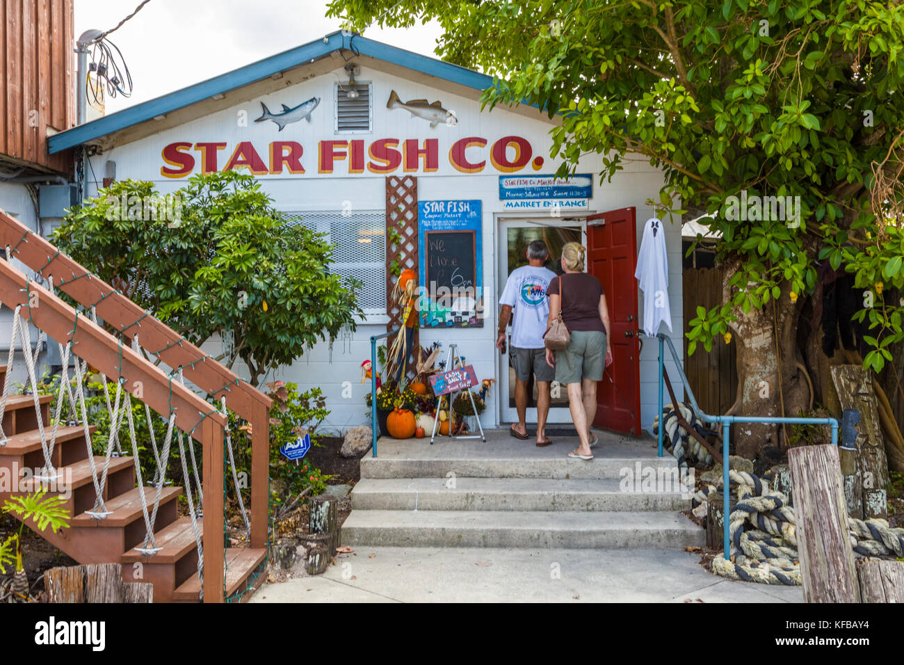 Paare betreten den Star Fish Co Seafood Market und das Dockside Restaurant im historischen Florida Fischerdorf Cortez in den Vereinigten Staaten Stockfoto