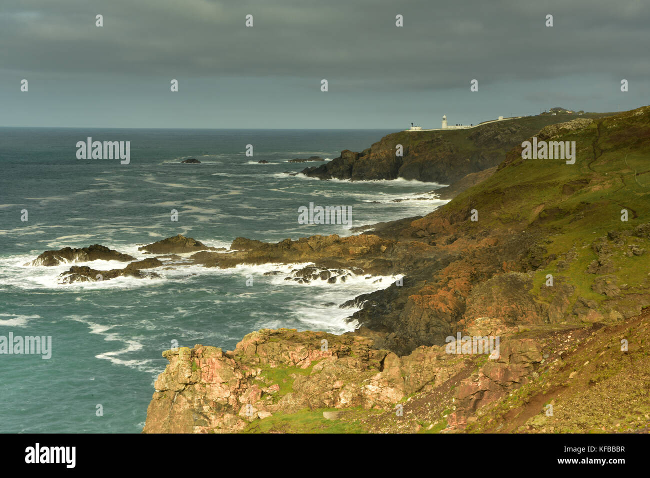 Die wunderschöne Cornwall im Herbst auf einem hellen und windigen Tag in der Nähe von st nur auf der Lizard Halbinsel in Cornwall. Stockfoto