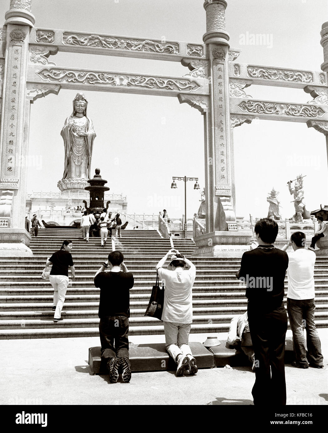 China, putou Shan, die Menschen beten auf den Stufen des Tempels an der quanyin putou Shan Stockfoto
