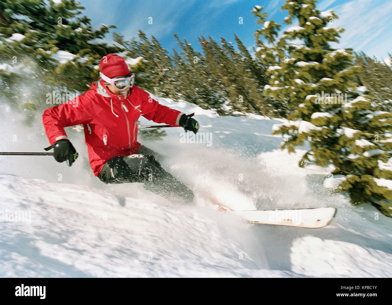 Usa, Colorado, Telluride, Frau Skifahren in den Pulver in Telluride Ski Resort Stockfoto