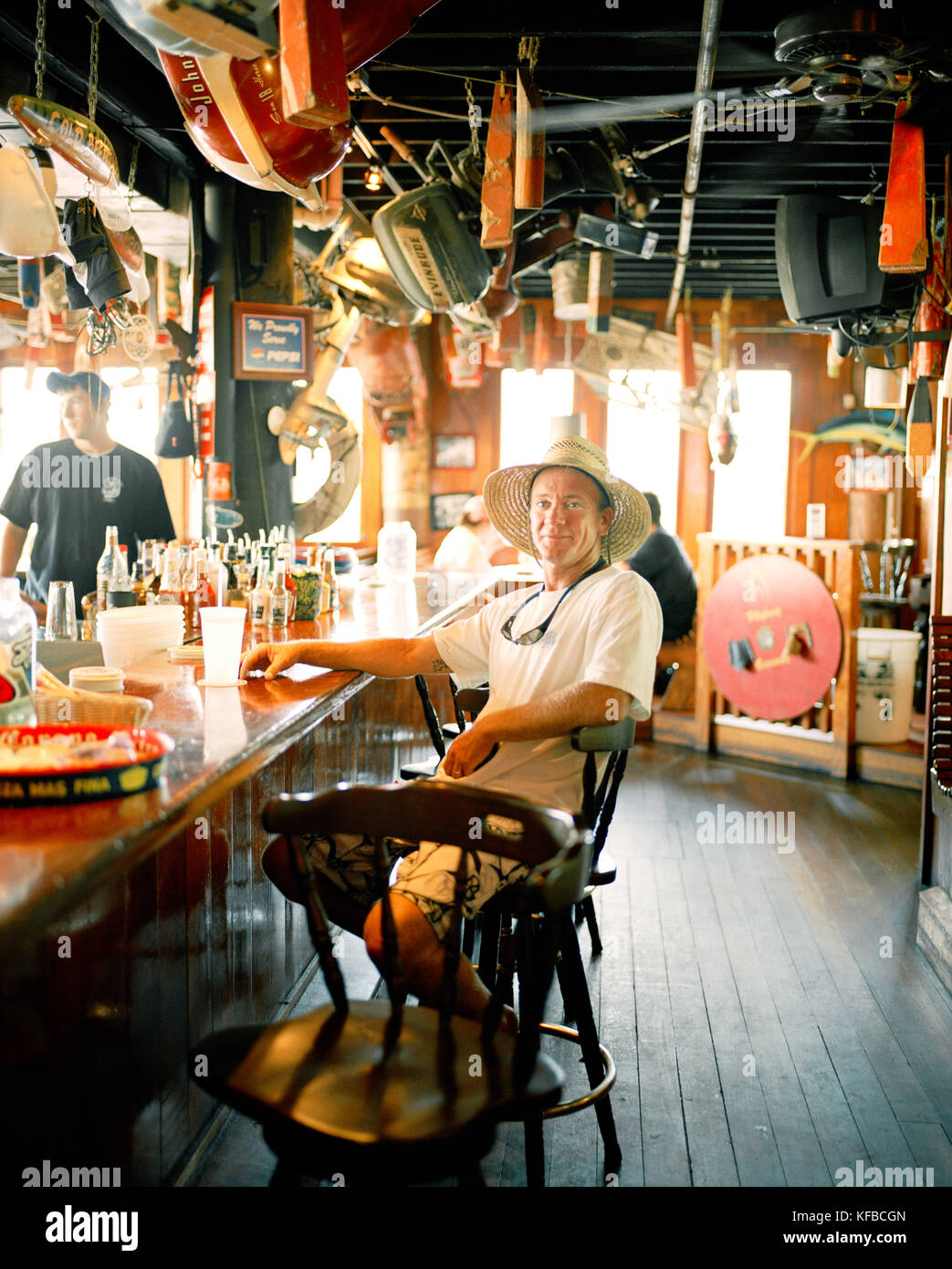 Usa, Florida, Angeln Boot Kapitän an der Bar sitzen, AJ's Seafood Restaurant, Destin Stockfoto