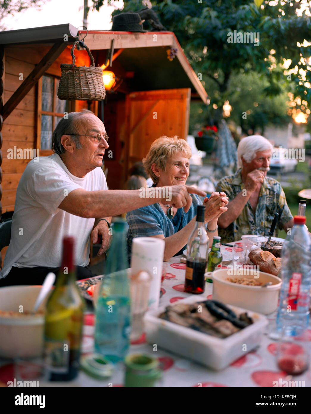 Frankreich, Arbois, Familie und Freunde feiern La Fete de Voisins in der Stadt Arbois, Nachbarschaft, Jura Wein Region Stockfoto