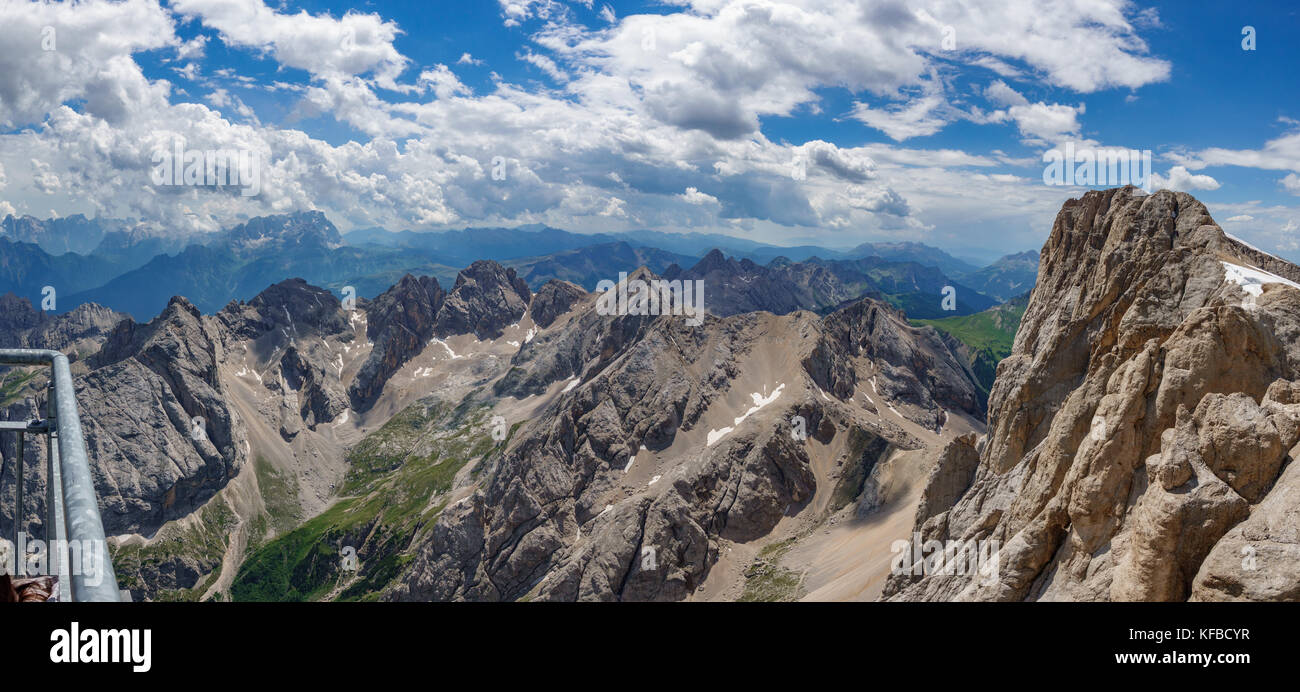 Gipfel der Dolomiten vom höchsten Punkt, Marmolada Stockfoto