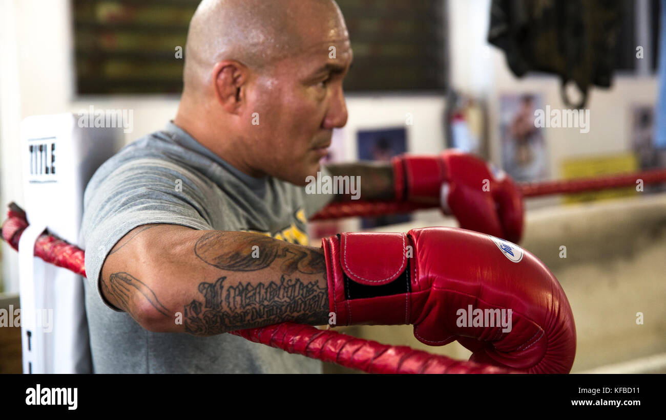 Usa, Oahu, Hawaii, ein Fitnessstudio Inhaber nimmt einen Rest während Boxtraining in Honolulu. Stockfoto