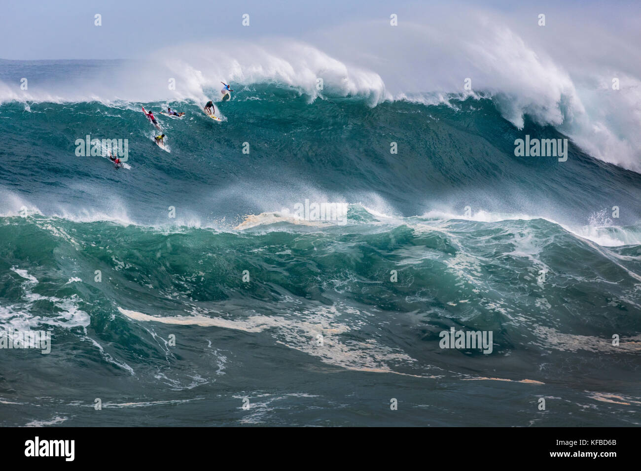 HAWAII, Oahu, North Shore, Eddie Aikau, 2016, Surfer in der Eddie Aikau 2016 Big Wave surfen Wettbewerb konkurrieren, Waimea Bay Stockfoto
