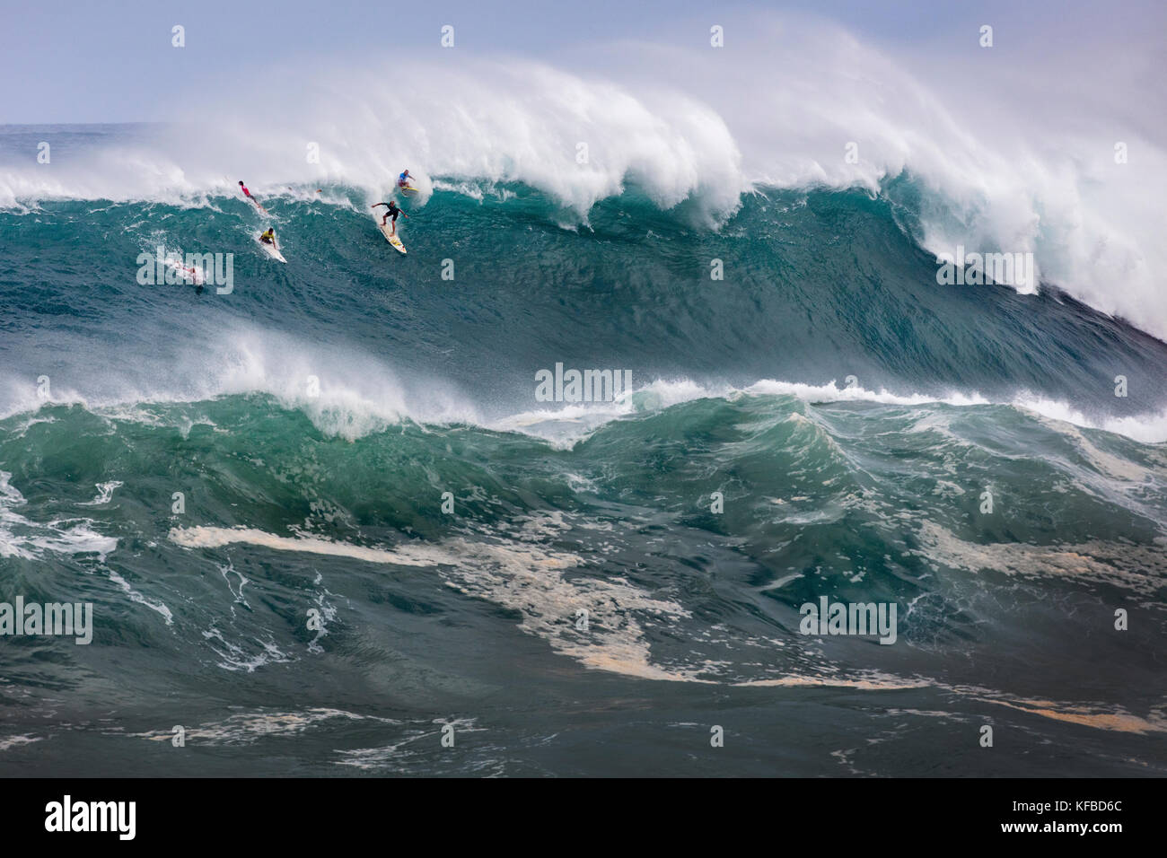 HAWAII, Oahu, North Shore, Eddie Aikau, 2016, Surfer in der Eddie Aikau 2016 Big Wave surfen Wettbewerb konkurrieren, Waimea Bay Stockfoto