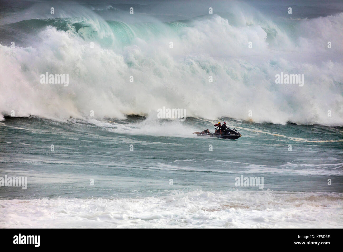 HAWAII, Oahu, North Shore, Eddie Aikau, 2016, Jet Ski, die als Wasser Patrol für die Ediie Aikau 2016 surf Wettbewerb, Waimea Bay Stockfoto