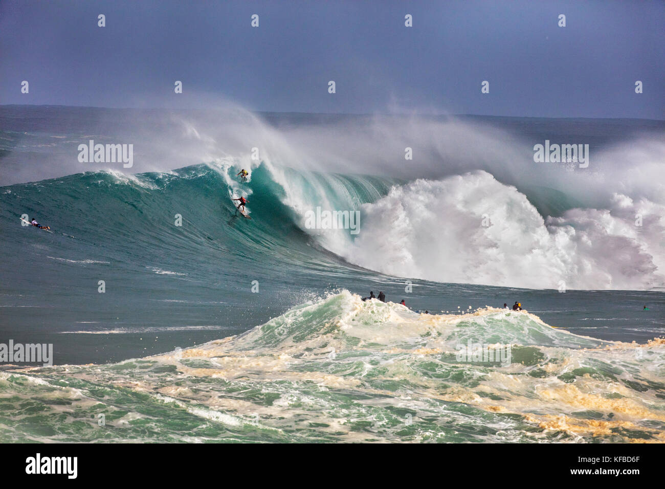 HAWAII, Oahu, North Shore, Eddie Aikau, 2016, Surfer in der Eddie Aikau 2016 Big Wave surfen Wettbewerb konkurrieren, Waimea Bay Stockfoto
