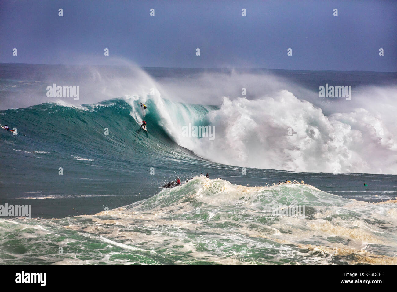 HAWAII, Oahu, North Shore, Eddie Aikau, 2016, Surfer in der Eddie Aikau 2016 Big Wave surfen Wettbewerb konkurrieren, Waimea Bay Stockfoto