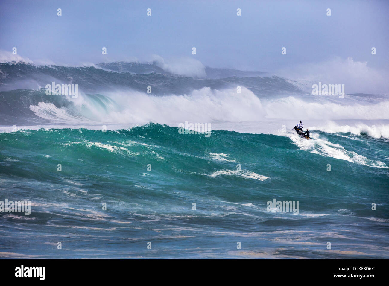 HAWAII, Oahu, North Shore, Eddie Aikau, 2016, Jet Ski, die als Wasser Patrol für die Ediie Aikau 2016 surf Wettbewerb, Waimea Bay Stockfoto