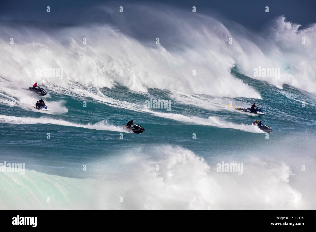 HAWAII, Oahu, North Shore, Eddie Aikau, 2016, Surfer in der Eddie Aikau 2016 Big Wave surfen Wettbewerb konkurrieren, Waimea Bay Stockfoto