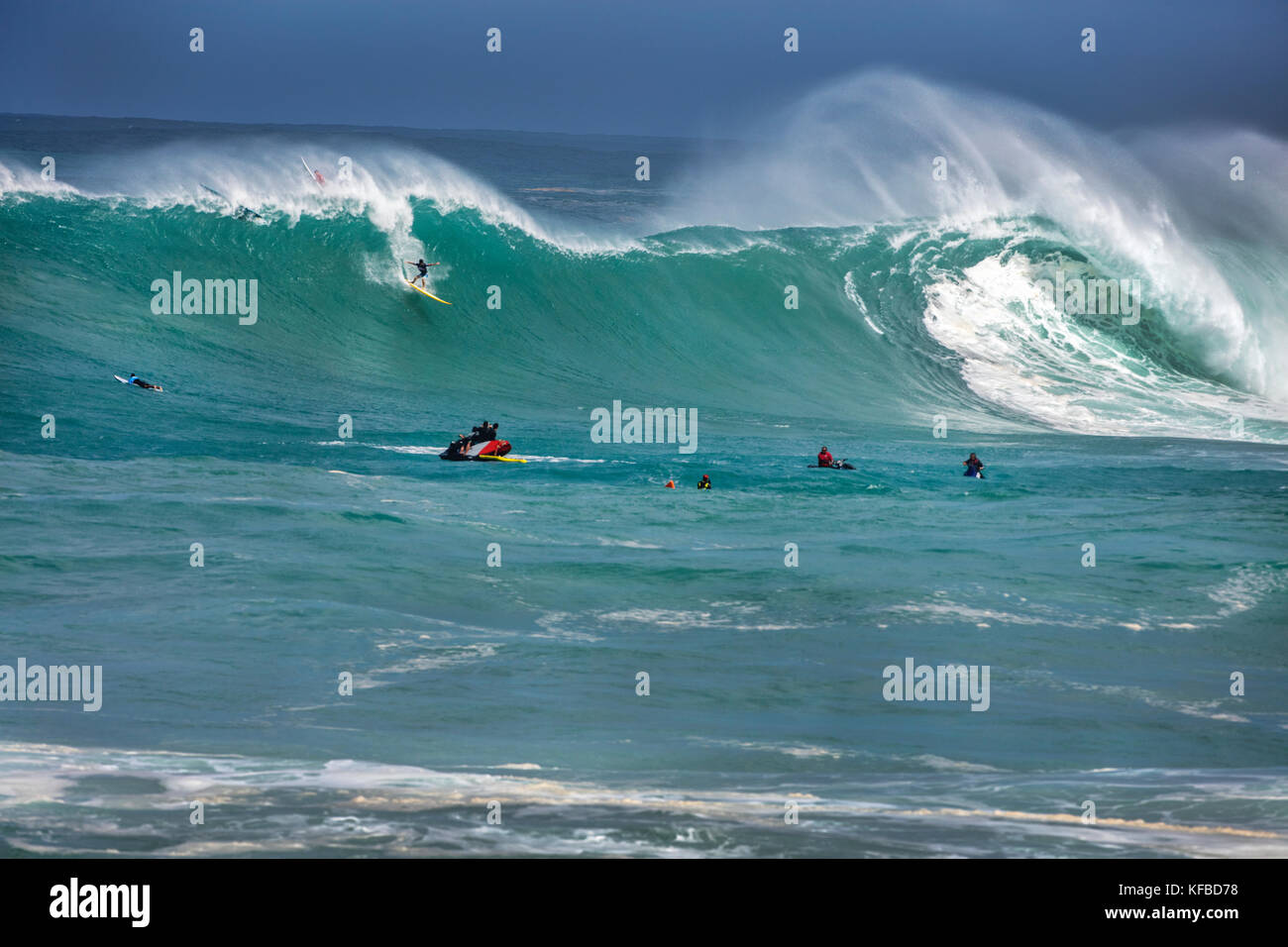 HAWAII, Oahu, North Shore, Eddie Aikau, 2016, Surfer in der Eddie Aikau 2016 Big Wave surfen Wettbewerb konkurrieren, Waimea Bay Stockfoto